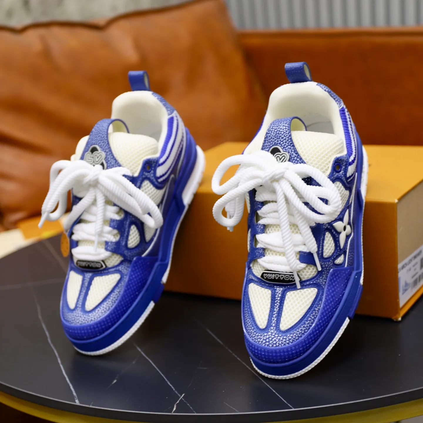 Ex-factory price: 860💰LV Couple👫Louis Vuitton TRAINER sneakers classic Louis Vuitton men's artistic director Virgil Abloh picked inspiration to create this LV Trainer sneaker. Yingze crystal inlays present a colorful effect. VS can be matched with two gorgeous effect colors. The LV letter logo badge on the tongue is gorgeous and noble. The LV letter is decorated on the side. The outsole is decorated with a Monogram flower pattern. It shows the trend of elegance and nobility! Men's and women's models: 35-46